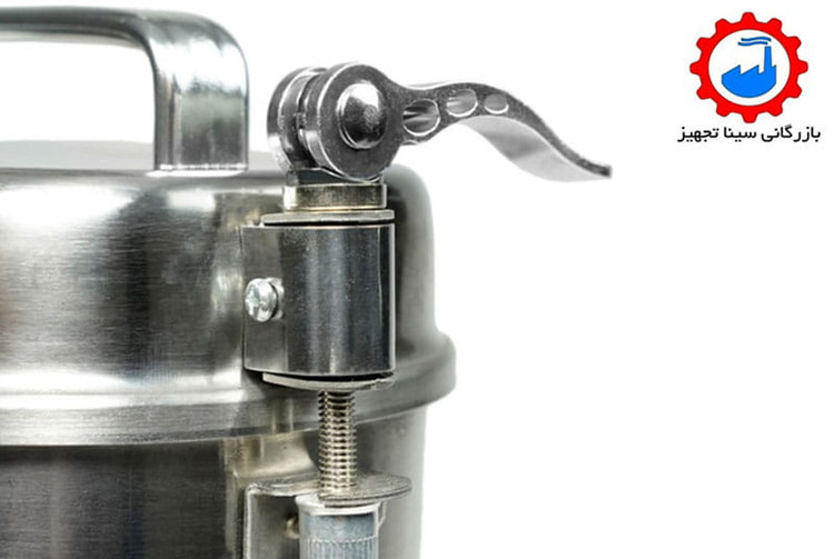 پیچ و مهره - قفل و میکروسوئیچ در آسیاب عطاری بست به وضوح دیده میشود