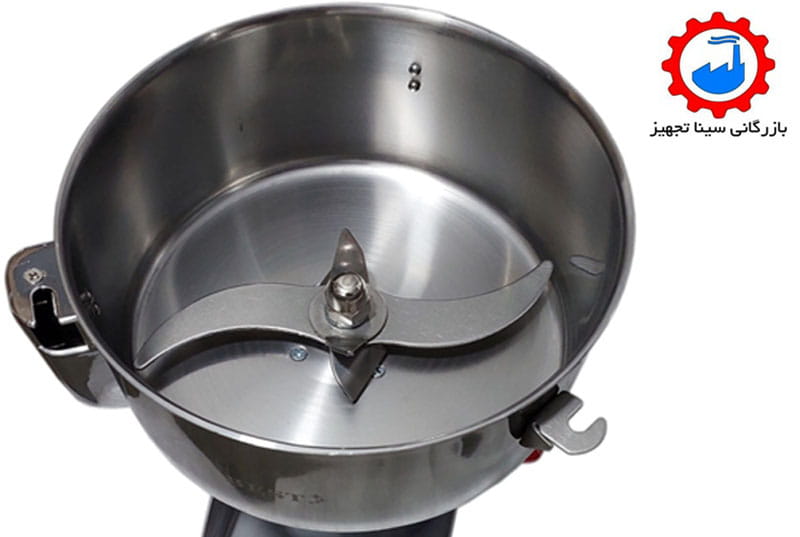 کاسه یا مخزن به همراه تیغه های استیل آسیاب بست را در این عکس مشاهده میکنید که نمونه 2 کیلویی است مدل BEST 2000A