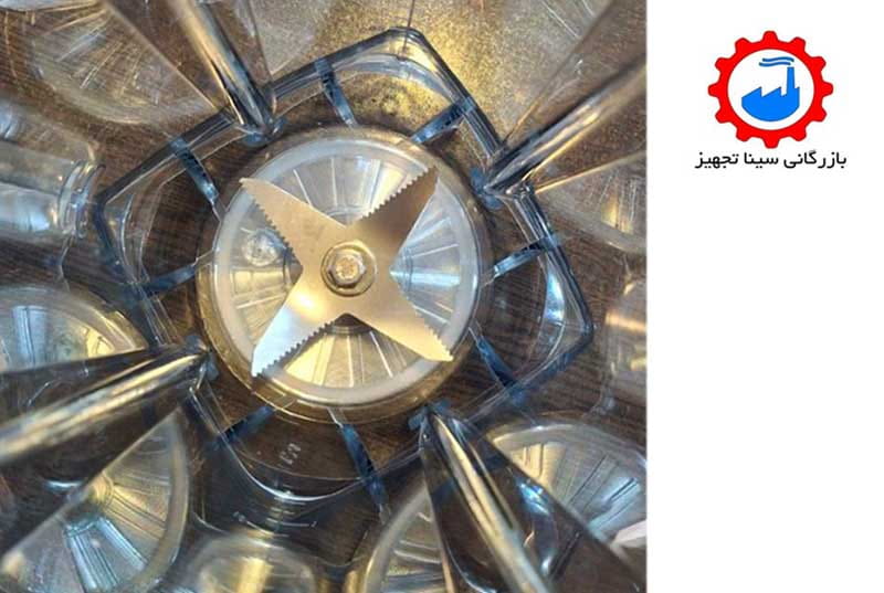 تیغه استیل ضد زنگ مخلوط کن صنعتی یا بلندر ویتامیکس را مشاهده میکنید